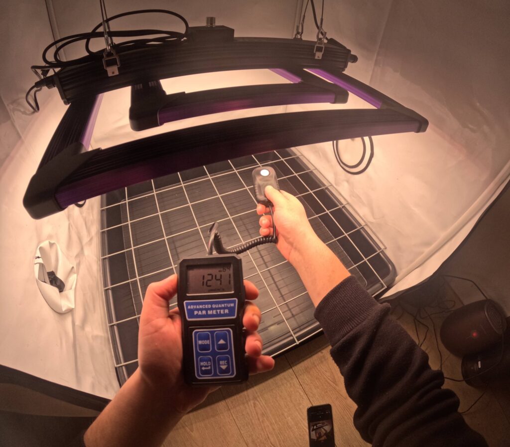 Lumatek ATS 200W Pro über dem Grow Zelt beim PPFD Messen