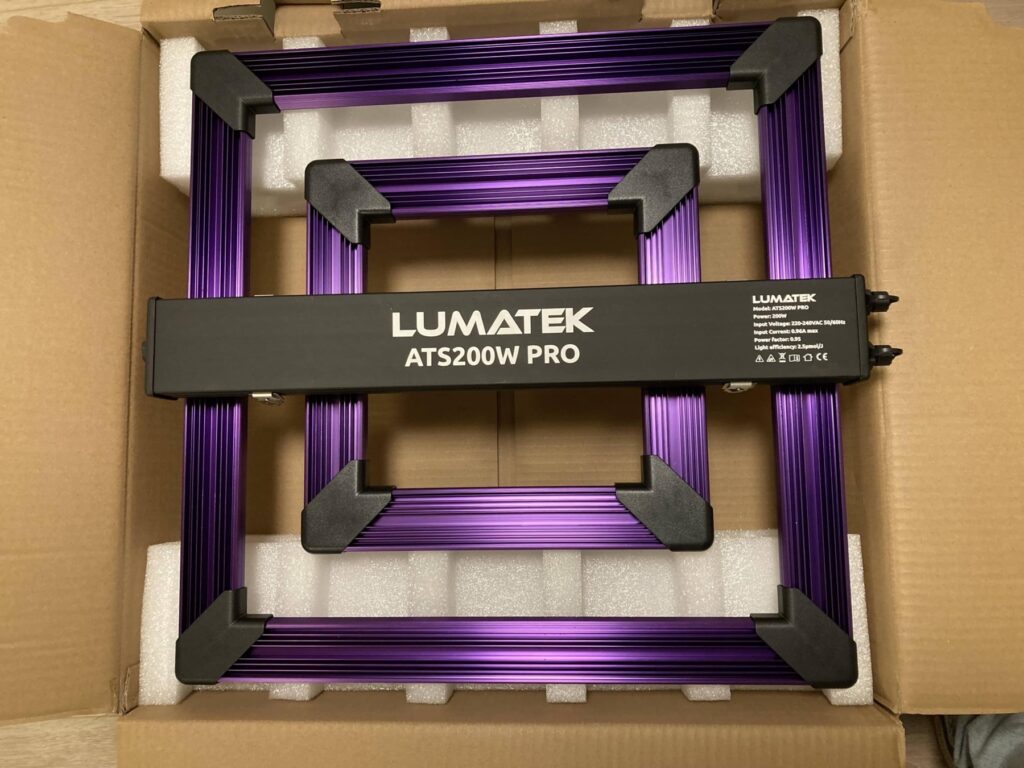 Lumatek ATS 200W Pro in der Verpackung mit sichtbarem LED-Rahmen