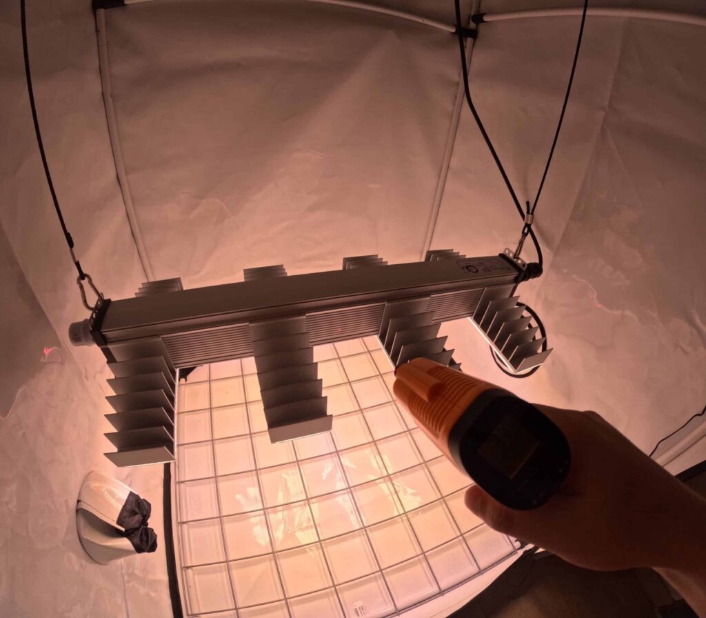 Temperaturmessung am Kuehlkoerper der SANlight Evo 4-80 mit Laserthermometer